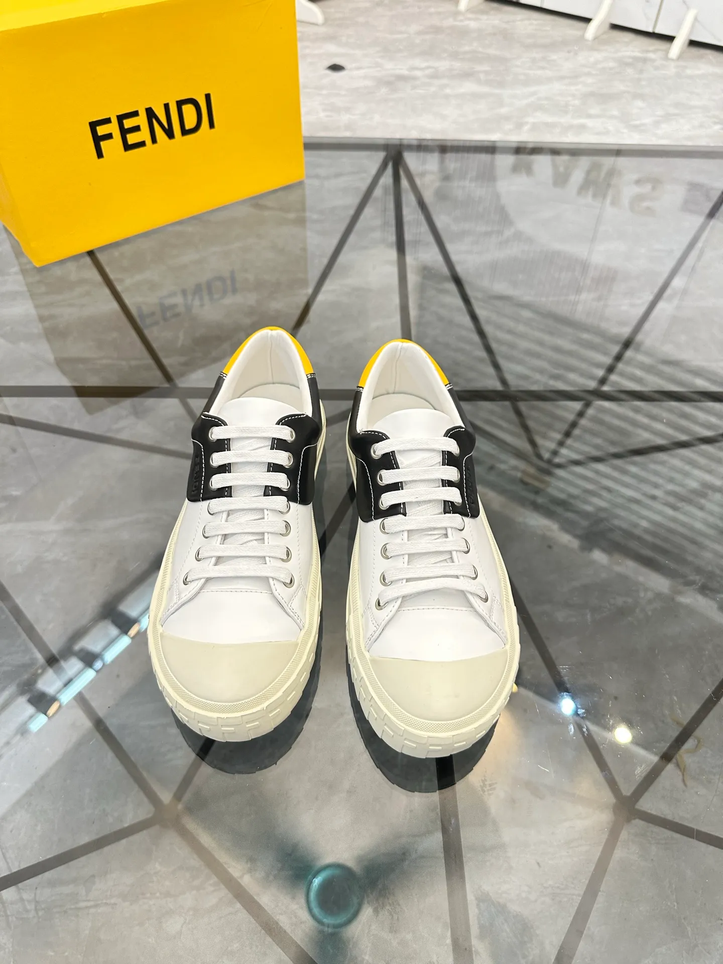 Selling men's shoes 💰: 💰P440¥ Product trademark: Fendi* "Fendi*" low-top casual shoes Regular size: 38-44 (can be customized to 45) Product materials: imported cowhide upper, sheepskin lining, original outsole. No.:6735
